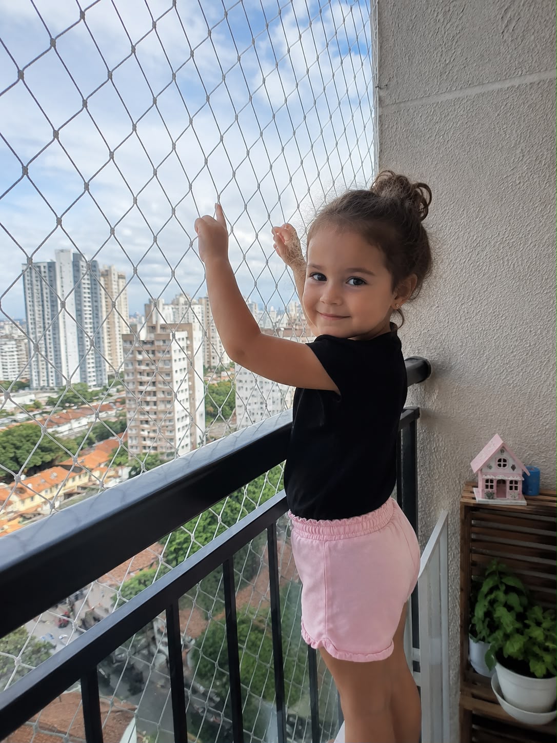 Criança protegida por rede de proteção